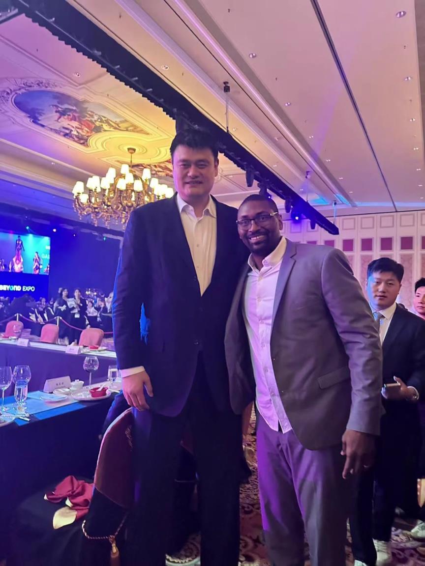 阿泰斯特曬與姚明合照：這是我最喜歡的隊(duì)友 姚！！