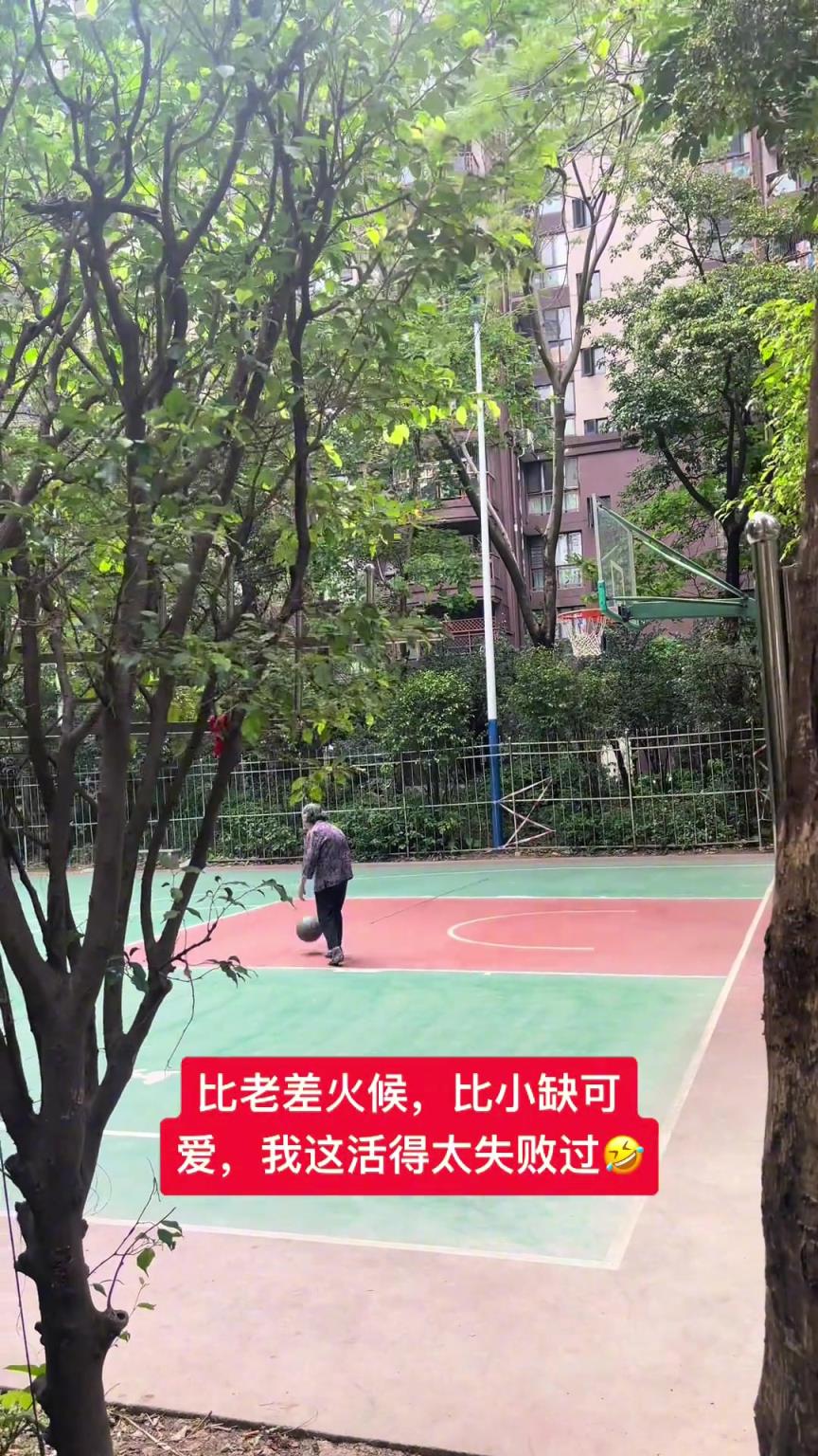 這阿婆單手一投一個(gè)準(zhǔn)，姜還是老的辣