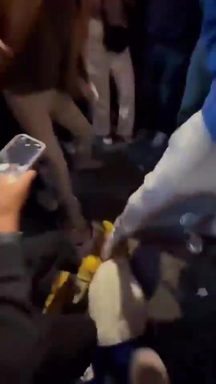 驚！尼克斯大勝步行者后，哈利伯頓遭主場(chǎng)球迷群毆