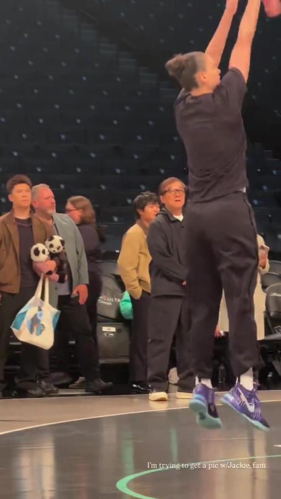 71歲成龍現(xiàn)身巴克萊中心看女籃比賽：她們投籃怎么那么準(zhǔn)！！！