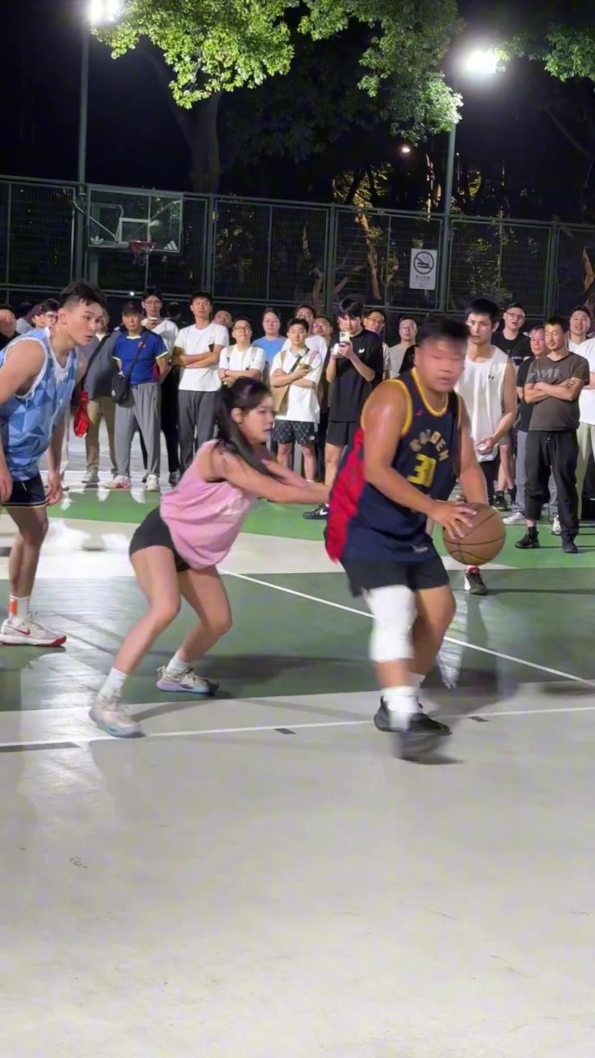 這哥們看見防自己的是女生，一個勁背打，球也不傳了